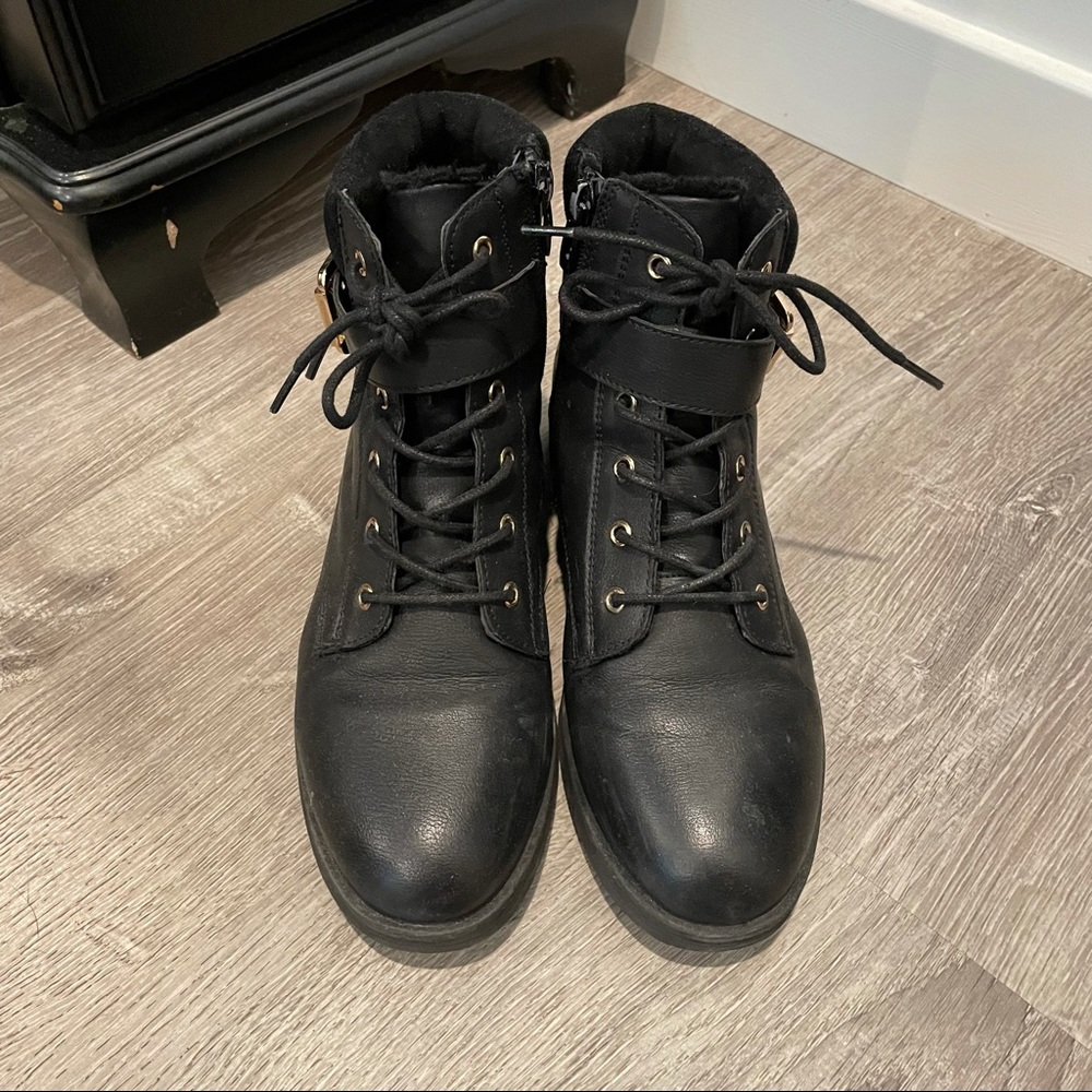 Black inner-lined ankle boots